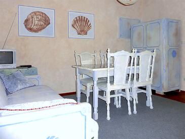 Apartment with terrace Njivice, Kvarner