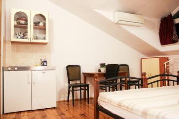 Apartments by the sea Makarska - 15200