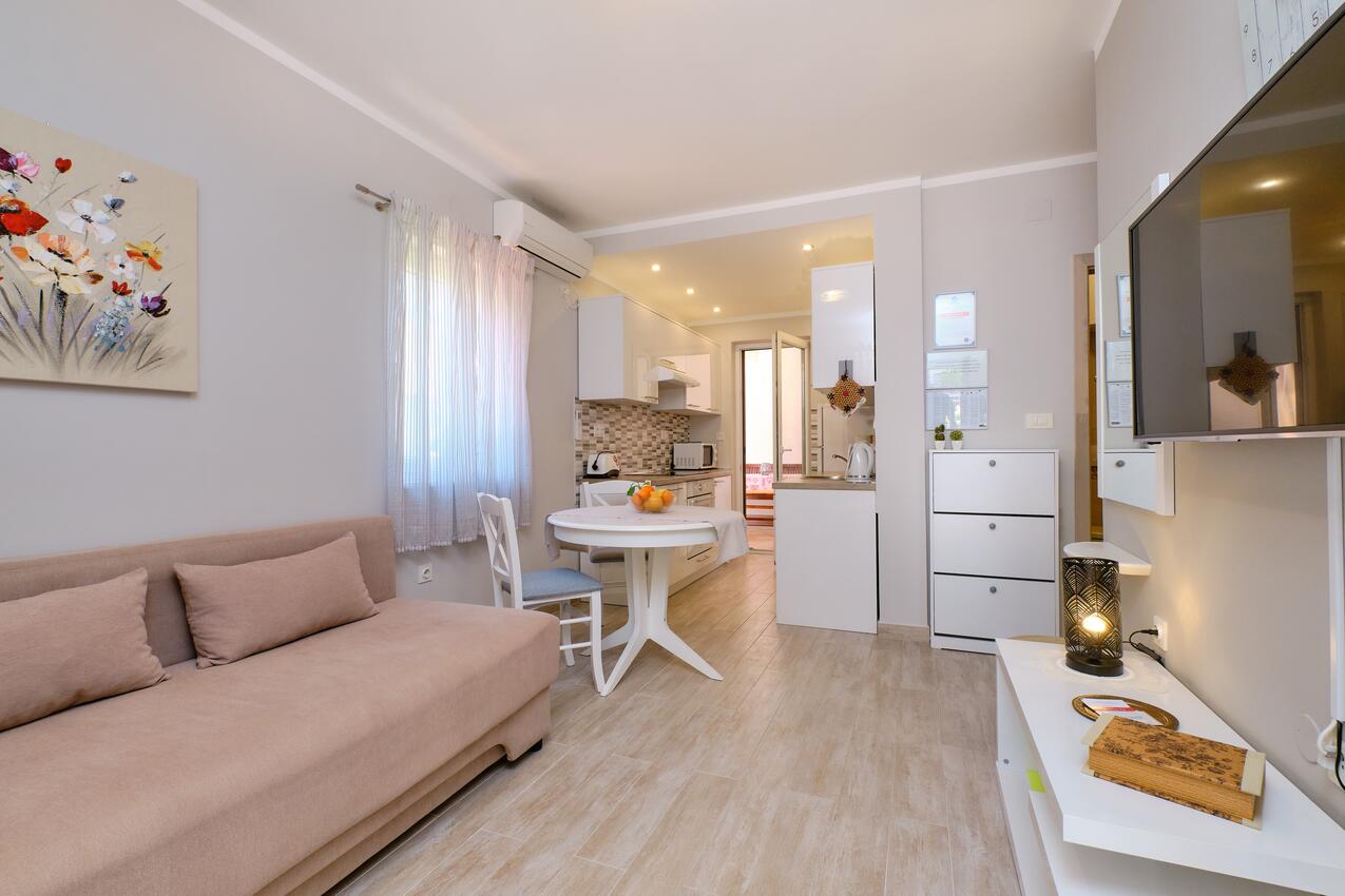 A-15201-a - Private accommodation - Apartments with a parking space Mali Lošinj, Lošinj