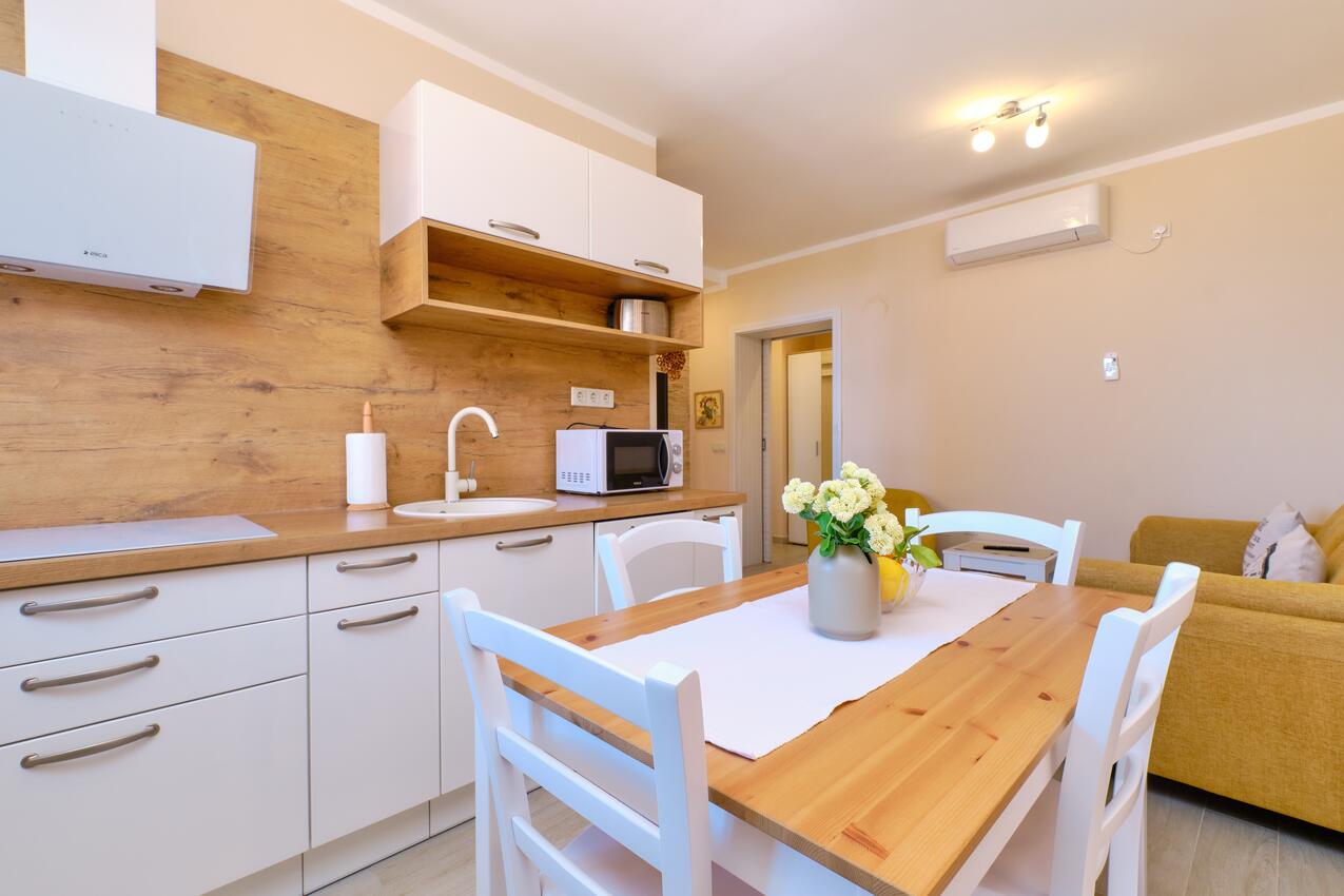 A-15201-c - Private accommodation - Apartments with a parking space Mali Lošinj, Lošinj