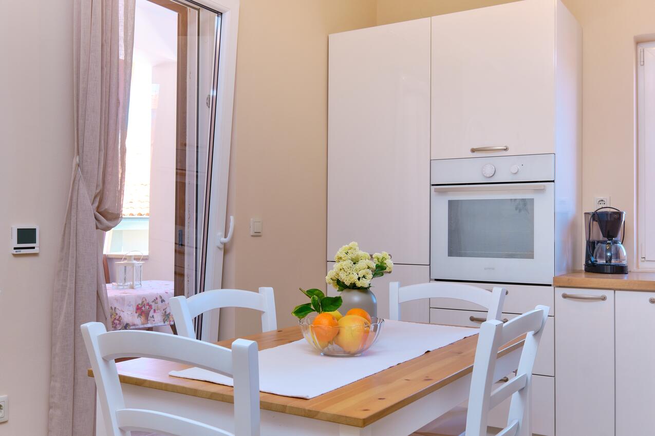 A-15201-c - Private accommodation - Apartments with a parking space Mali Lošinj, Lošinj