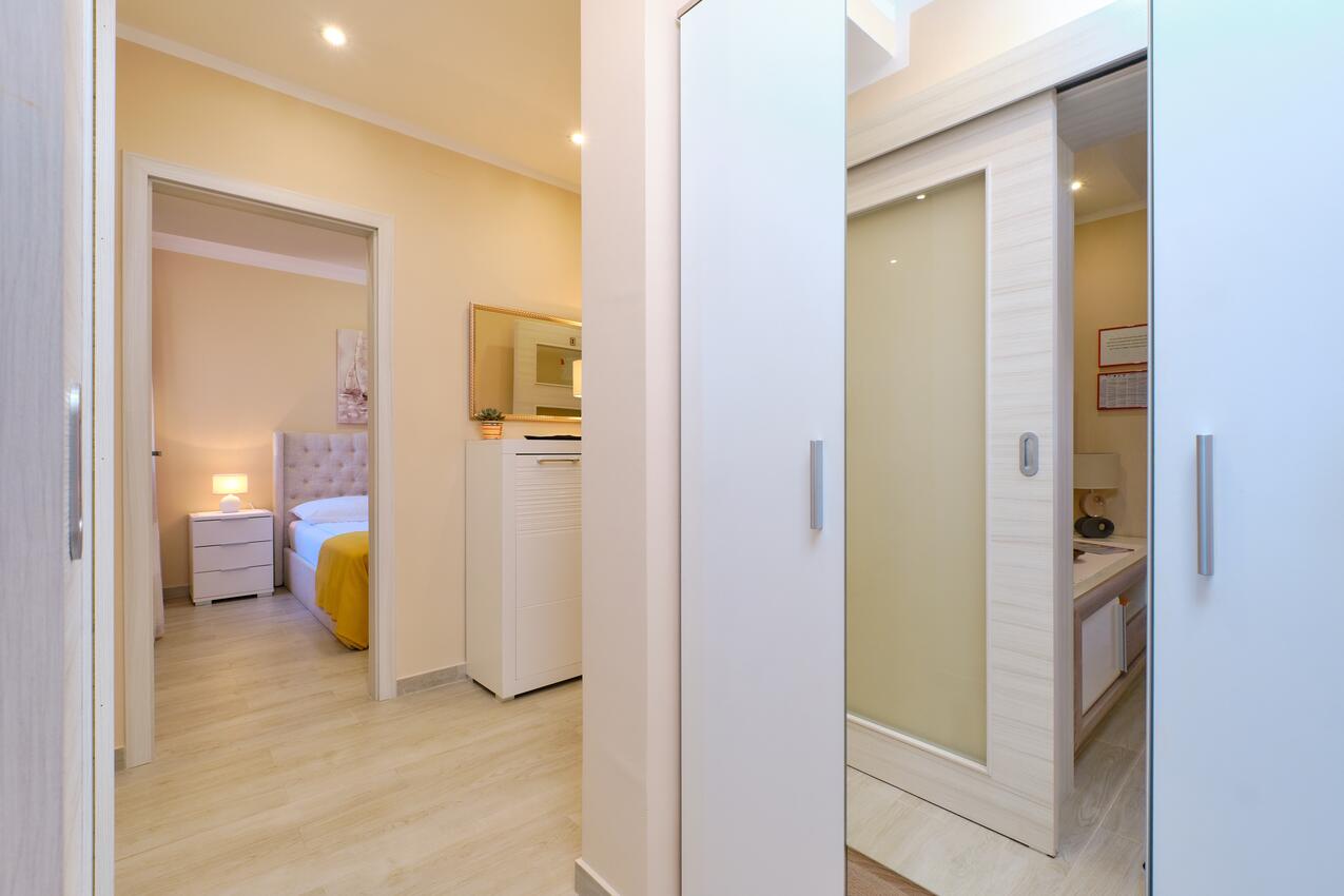 A-15201-c - Private accommodation - Apartments with a parking space Mali Lošinj, Lošinj