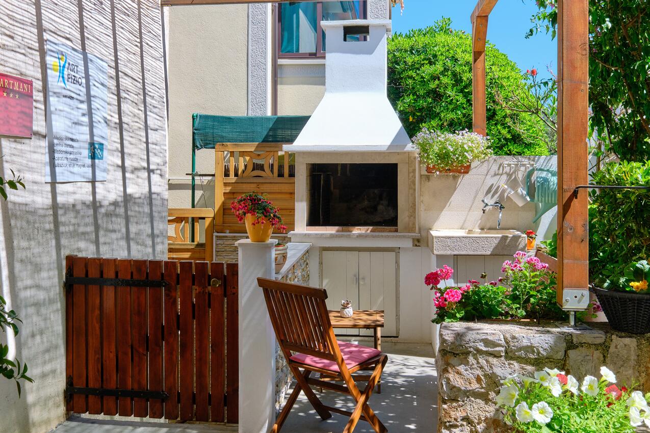 Courtyard - Apartments with a parking space Mali Lošinj, Lošinj