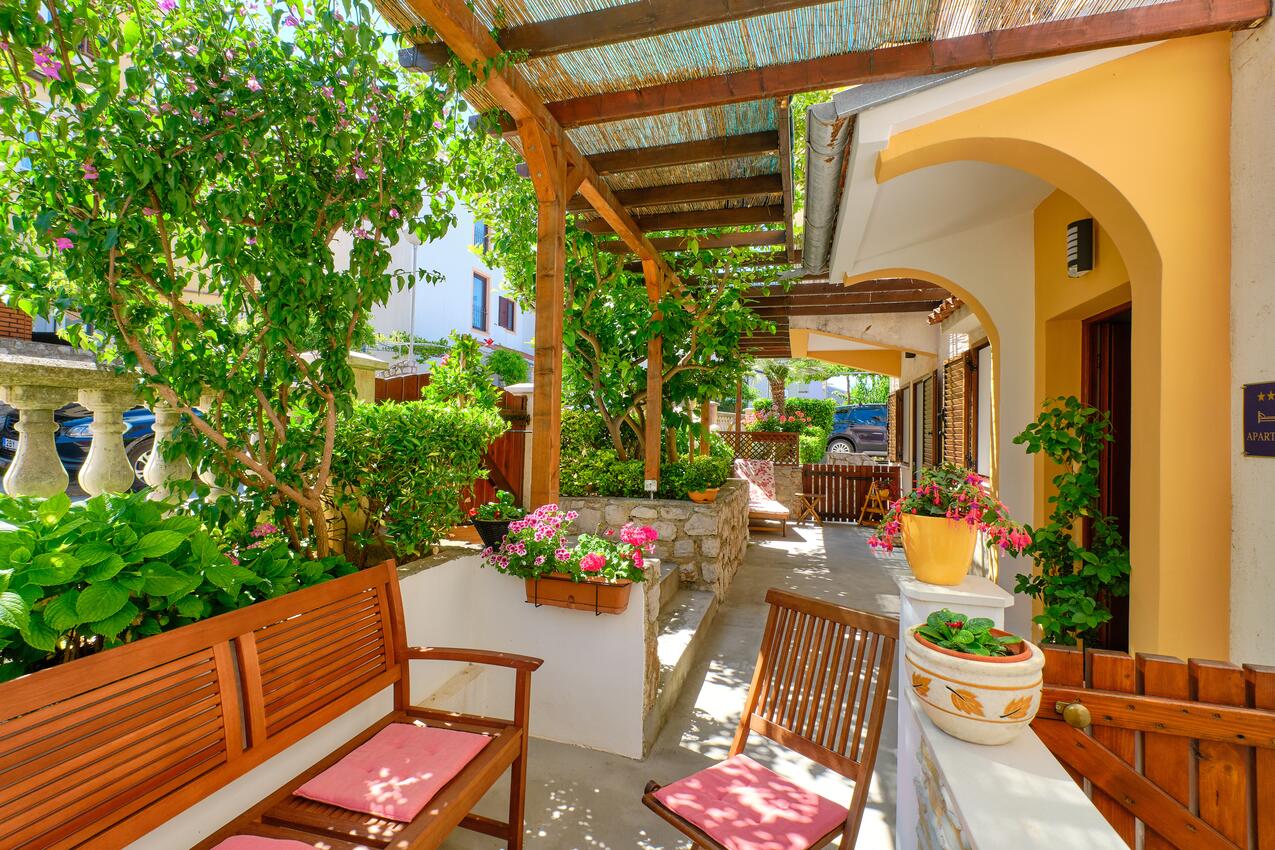 Courtyard - Apartments with a parking space Mali Lošinj, Lošinj