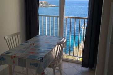 Bristva, Comedor en alojamiento de tipo studio-apartment, WiFi.