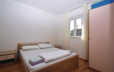 Дом для семьи с бассейном Водице - Vodice - 15243