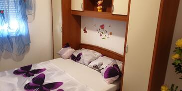 Appartamenti con parcheggio Slosella - Pirovac, Sebenico - Šibenik - 15271