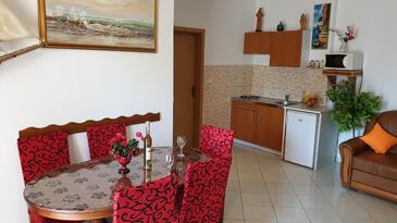 Appartamenti con parcheggio Slosella - Pirovac, Sebenico - Šibenik - 15271