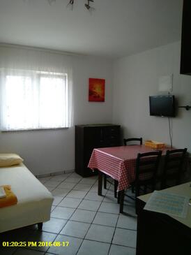 Apartments with parking space Novi Vinodolski - 15292