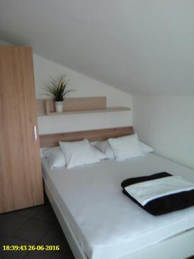 Apartments with parking space Novi Vinodolski - 15292