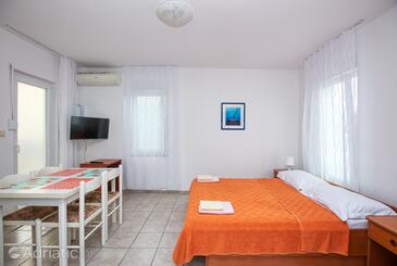 Apartments with parking space Pirovac, Šibenik - 15320