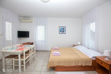 Apartments with parking space Pirovac, Šibenik - 15320