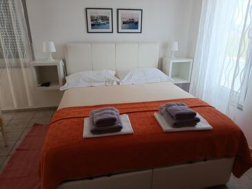 Apartmaji s parkingom Pirovac, Šibenik - 15320