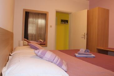 Apartamentos com terraço Jelsa, Central Dalmatia