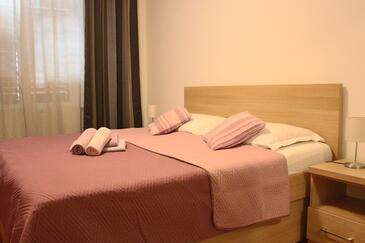 Apartamentos com terraço Jelsa, Central Dalmatia