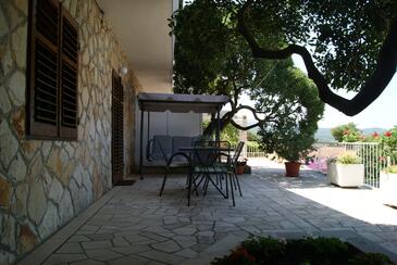 Apartamentos com terraço Jelsa, Central Dalmatia