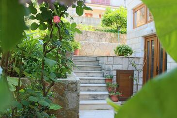 Apartamentos com terraço Jelsa, Central Dalmatia