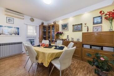 Apartments with parking space Makarska - 15375