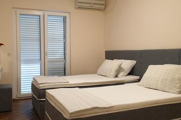 Apartments and rooms with parking space Hvar - 15378