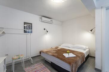 Apartments by the sea Pučišća, Brač - 15381