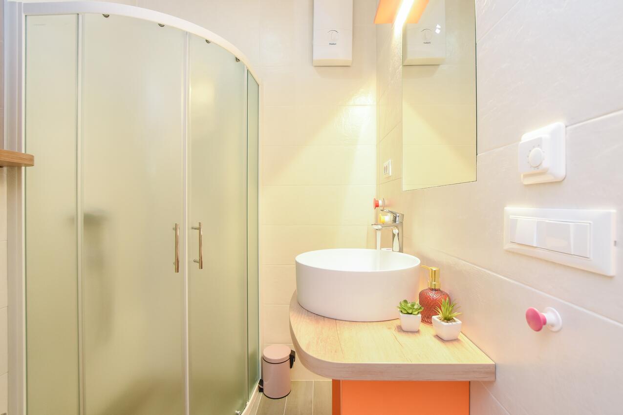 A-15411-a - Private accommodation - Apartments with a parking space Kaštel Stari, Kaštela