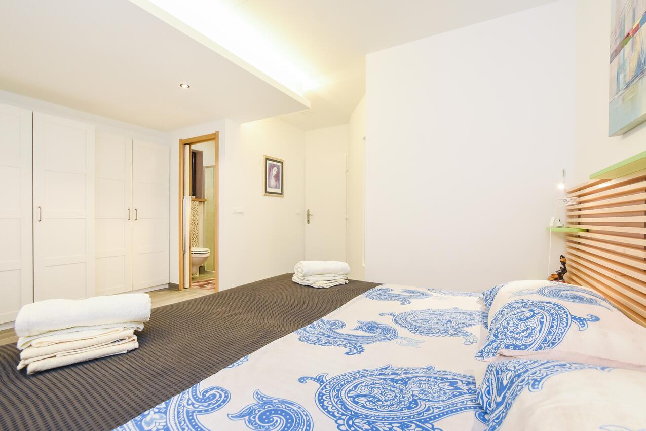 A-15411-a - Private accommodation - Apartments with a parking space Kaštel Stari, Kaštela