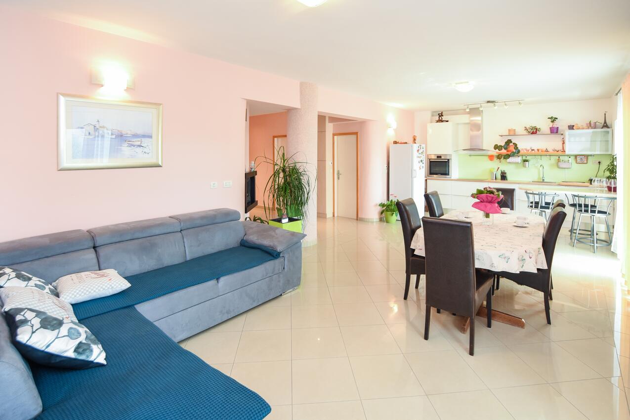 A-15411-a - Private accommodation - Apartments with a parking space Kaštel Stari, Kaštela