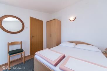 Apartments by the sea Brist, Makarska - 15465