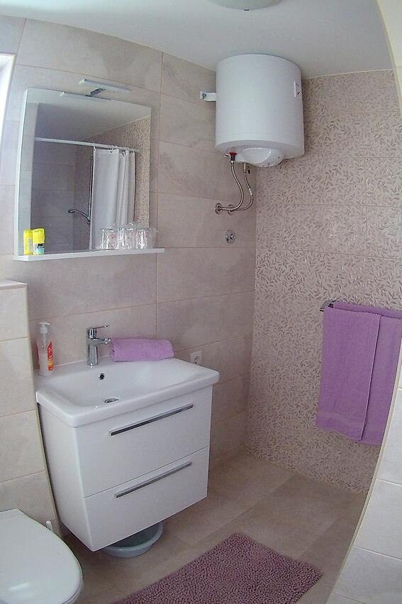 A-15475-a - Private accommodation - Apartments with a parking space Podaca, Makarska