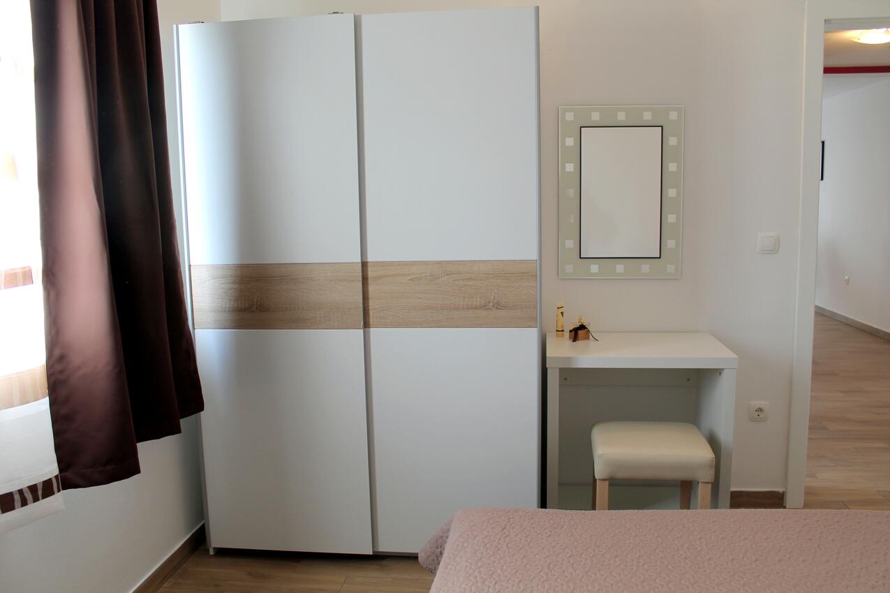 A-15475-a - Private accommodation - Apartments with a parking space Podaca, Makarska