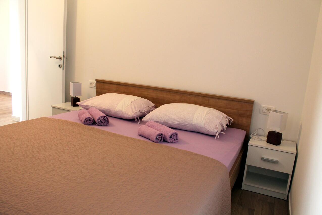 A-15475-a - Private accommodation - Apartments with a parking space Podaca, Makarska
