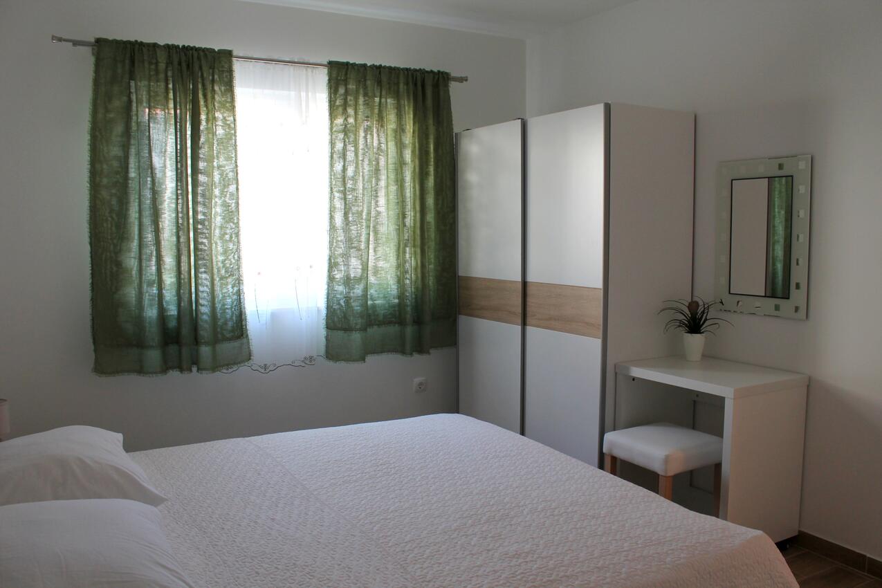 A-15475-d - Private accommodation - Apartments with a parking space Podaca, Makarska