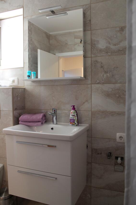 A-15475-e - Private accommodation - Apartments with a parking space Podaca, Makarska