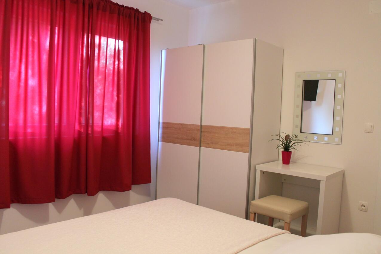 A-15475-e - Private accommodation - Apartments with a parking space Podaca, Makarska