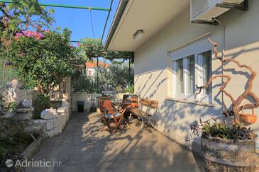 Apartmani uz more Trogir - 15517