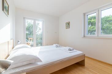 Apartmanok családok részére medencével Sutivan, Brac - 15665