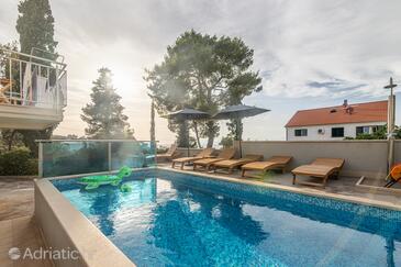 Apartmaji z bazenom za družine z otroci Sutivan, Brač - 15665 Adriatic.hr