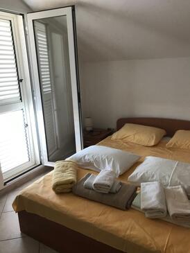 Apartments by the sea Primošten - 15704