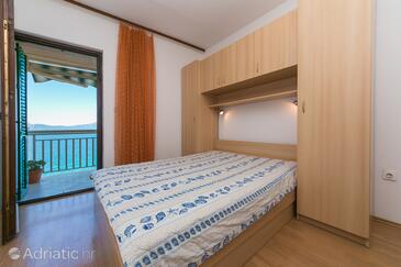Apartments by the sea Brist, Makarska - 15714