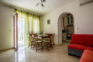 Apartments with parking space Nemira (Omiš) - 15727