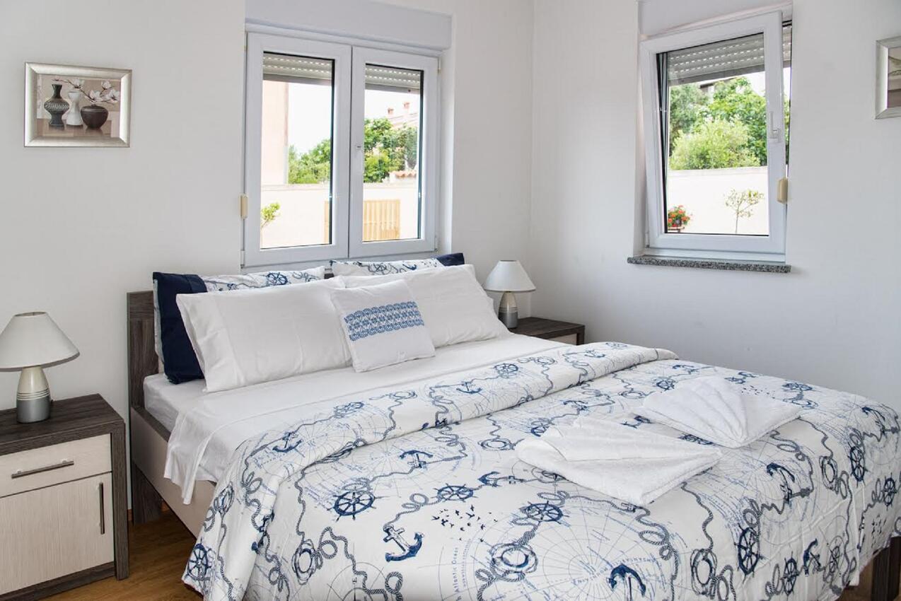 Apartmaji z bazenom za družine z otroci Vinkuran, Pula - 15736