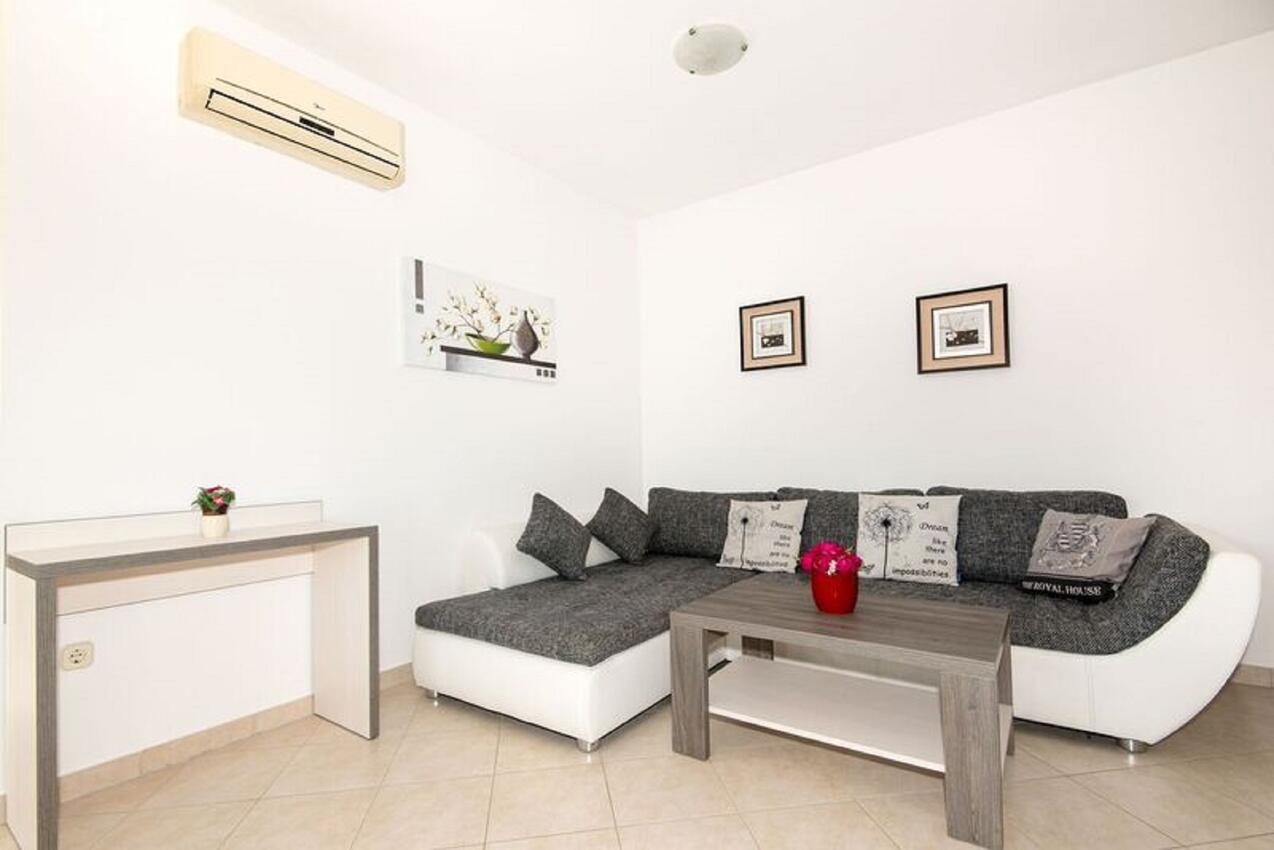 Apartmaji z bazenom za družine z otroci Vinkuran, Pula - 15736