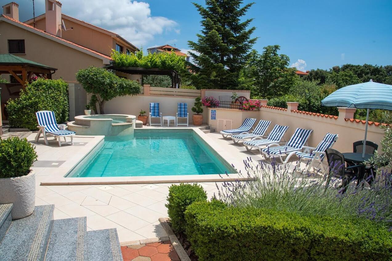 Ferienwohnungen mit Pool für Familien Vinkuran, Pula - 15736