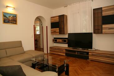 Ferienwohnungen mit Pool für Familien Kastel Luksic, Kastela - 15773