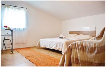 Family friendly house with a swimming pool Posedarje, Novigrad - 15785