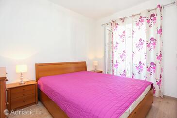 Apartments with parking space Makarska - 15841