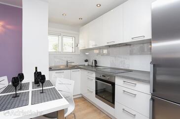 Apartments with parking space Makarska - 15841