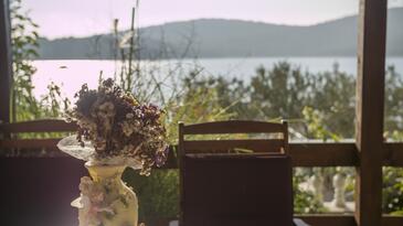 Apartmány s terasou Tisno, Severní Dalmácie