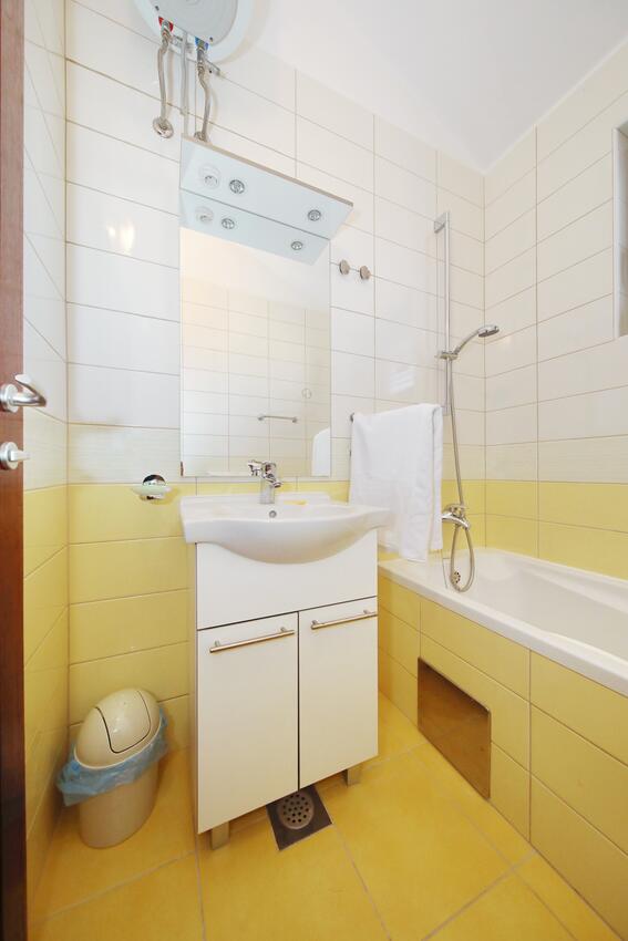 A-15907-a - Kwatery prywatne - Apartamenty nad morzem Ribarica, Karlobag