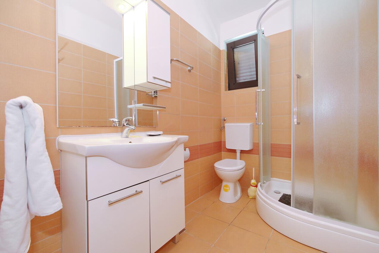 A-15907-a - Kwatery prywatne - Apartamenty nad morzem Ribarica, Karlobag